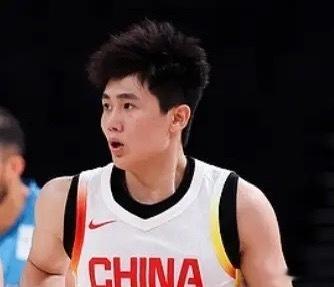 菲律宾男篮球员谈李悦洲：

“我们看了中国队与巴林队的录像。”

“中国队的32号的球员。”

“给我留下深刻的印象。”

“我们会对他有所针对。”

“他的突破能力很强。”

“投篮也很准。”

“所以。”

“他会是我们重点严防的球员。”

李悦洲现在也是好起来了！

上一场中国男篮打巴林男篮，给 ​