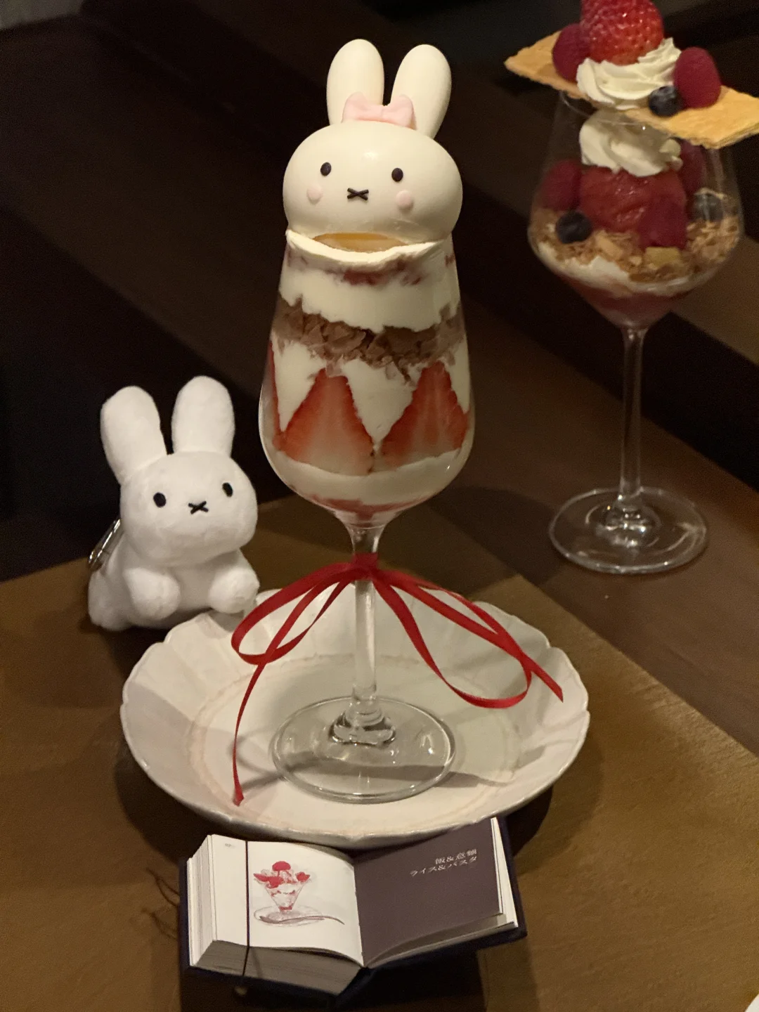 杭州新出的！吃到了人生米菲草莓夜芭菲…