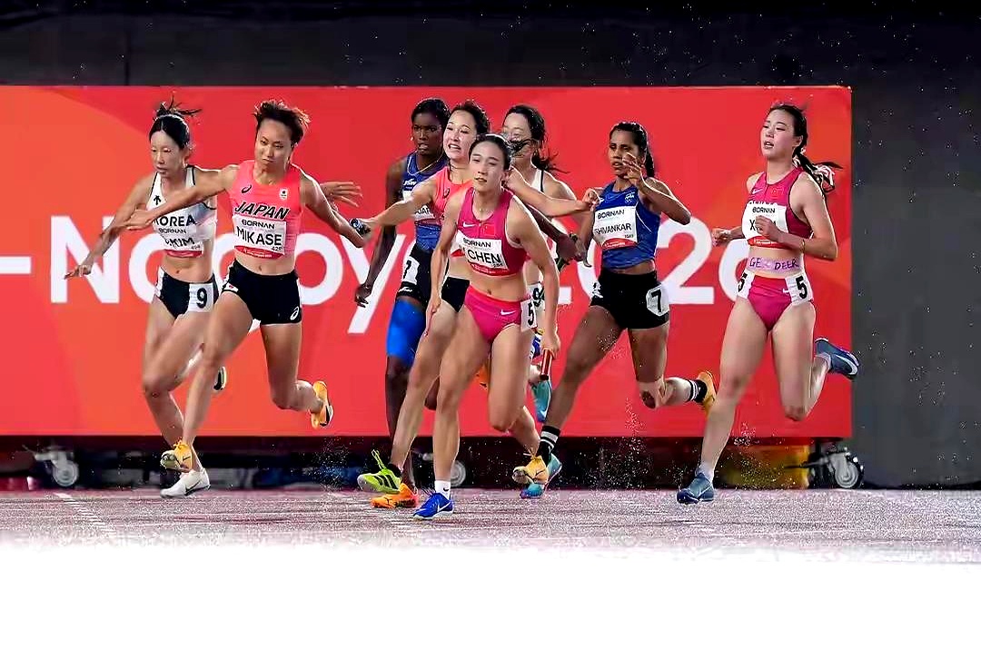 女子4×100米接力队员到底何许人也？
 

去翻了翻履历，好家伙，个个拉出来都是单项里的硬茬子。
 

压轴冲线的竟然是个2008年出生的小姑娘陈妤颉。
 

接棒后那几十米，步频快得带风，一人扛着队伍直接砸向终点线。
 

这届比赛她已经揣着两金一银，放在整个短跑梯队里，完全是现象级的新生代核心