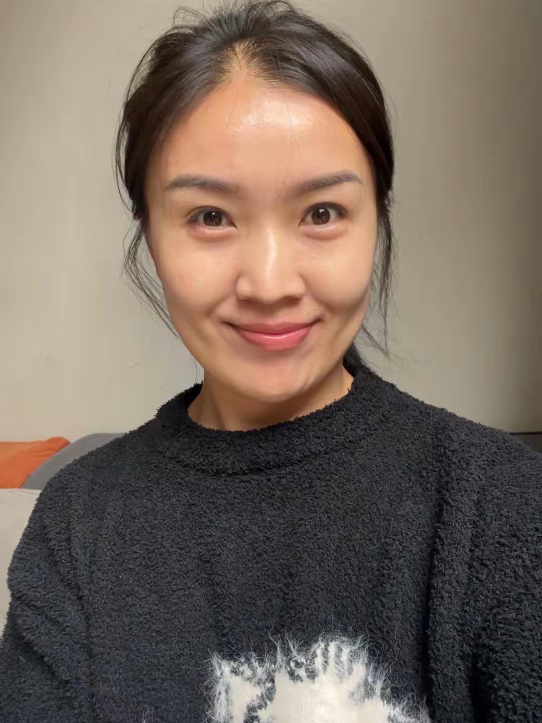 温暖冬日，笑靥如花，舒适毛衣相伴，素颜美女，还是善良