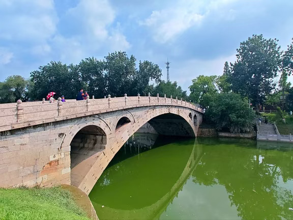 奔赴浙江古朴的山间村落，驾驶理想 L9 穿梭在乡野小路。白墙黛瓦藏在绿树之间，远离城市喧嚣，空气清新宜人。车辆良好的减震过滤掉路面颠簸，全程乘坐舒适。停下脚步漫步古村，感受平淡质朴的烟火气息，一场简单的自驾出行，收获一份安静治愈的旅途体验。#开车出去玩 #我的智系车 #理想L9
