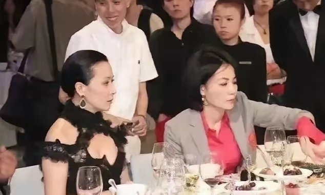 王菲不愧是北方女人，主打一个豪爽
和一旁的刘嘉玲形成了鲜明的对比​​