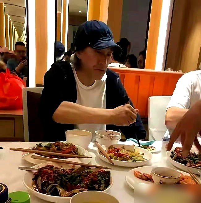 刘嘉玲说漏嘴了，周星驰和梁朝伟在她家饭桌上，一句话都不说，闷头扒饭。

吃完这俩人钻进卧室，为了一个分镜吵得面红耳赤。刘嘉玲在客厅都听傻了，认识38年，她头回见梁朝伟这么激动。

这事怪就怪在，吵完出来，俩人又跟没事人一样，坐沙发上喝茶，继续不说话。

刘嘉玲管周星驰叫了38年星仔。她说这俩一个社恐
