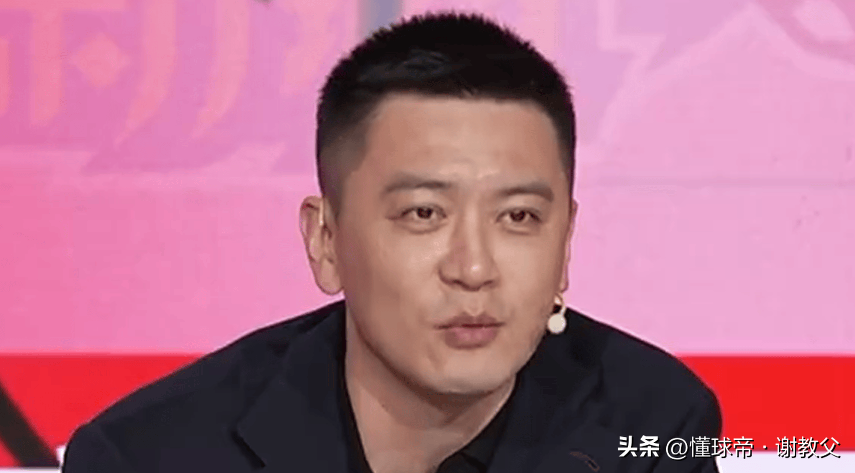杨鸣直接批评！张陈治锋太软了，防守背对进攻上篮，应该直面他封盖。我认为：中锋就要充当全队防守的最后一道大闸门，敢于亮剑。杨鸣在辽宁队论资历可以批评任何球员，克里斯拿到19+8+2，是加盟辽宁队以来最佳一战，成长了。

看到库珀的发挥，杨鸣解说调侃到：去年要不是奇才摆烂把库珀整来了，我现在也不会坐这里