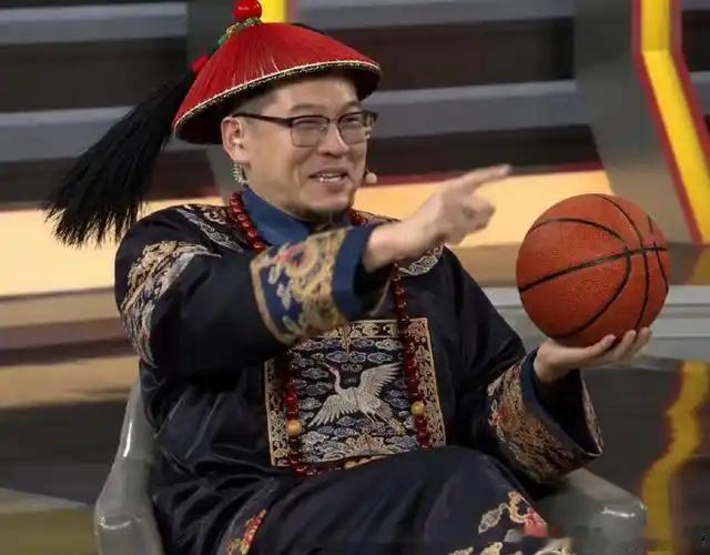 杨毅这种偏向性极高水平又极低的解说，如果不是占了央视和出道早的优势，其水平就是路边一条。开口就是江浙两广青训以搓澡为主，导致三分投射不行。这种幼儿园逻辑也就北方球迷这些热衷于南北争锋的低智人群才会信。就说北京梯队以朱彦西和王骁辉为教练能教出什么好球员来，辽宁把服用违禁药被NBA禁赛 ​