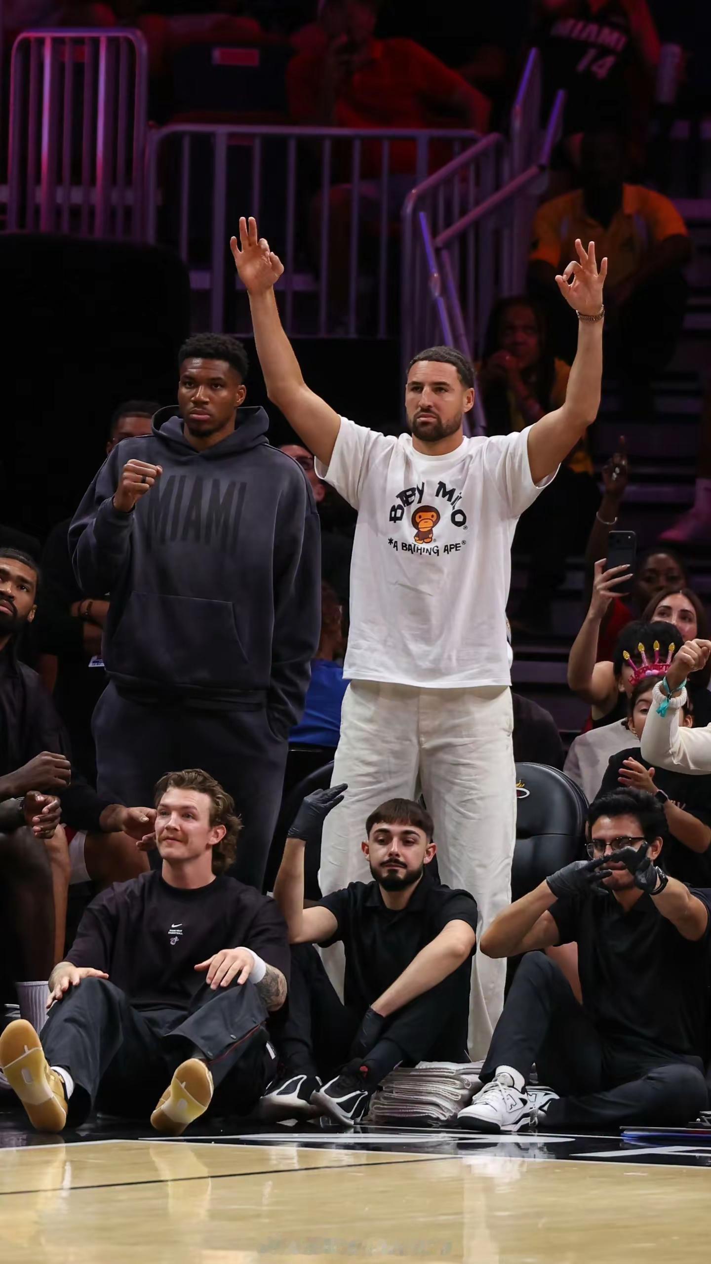 热火球星场边加油助威NBA 迈阿密热火 NBA季前赛 字母哥