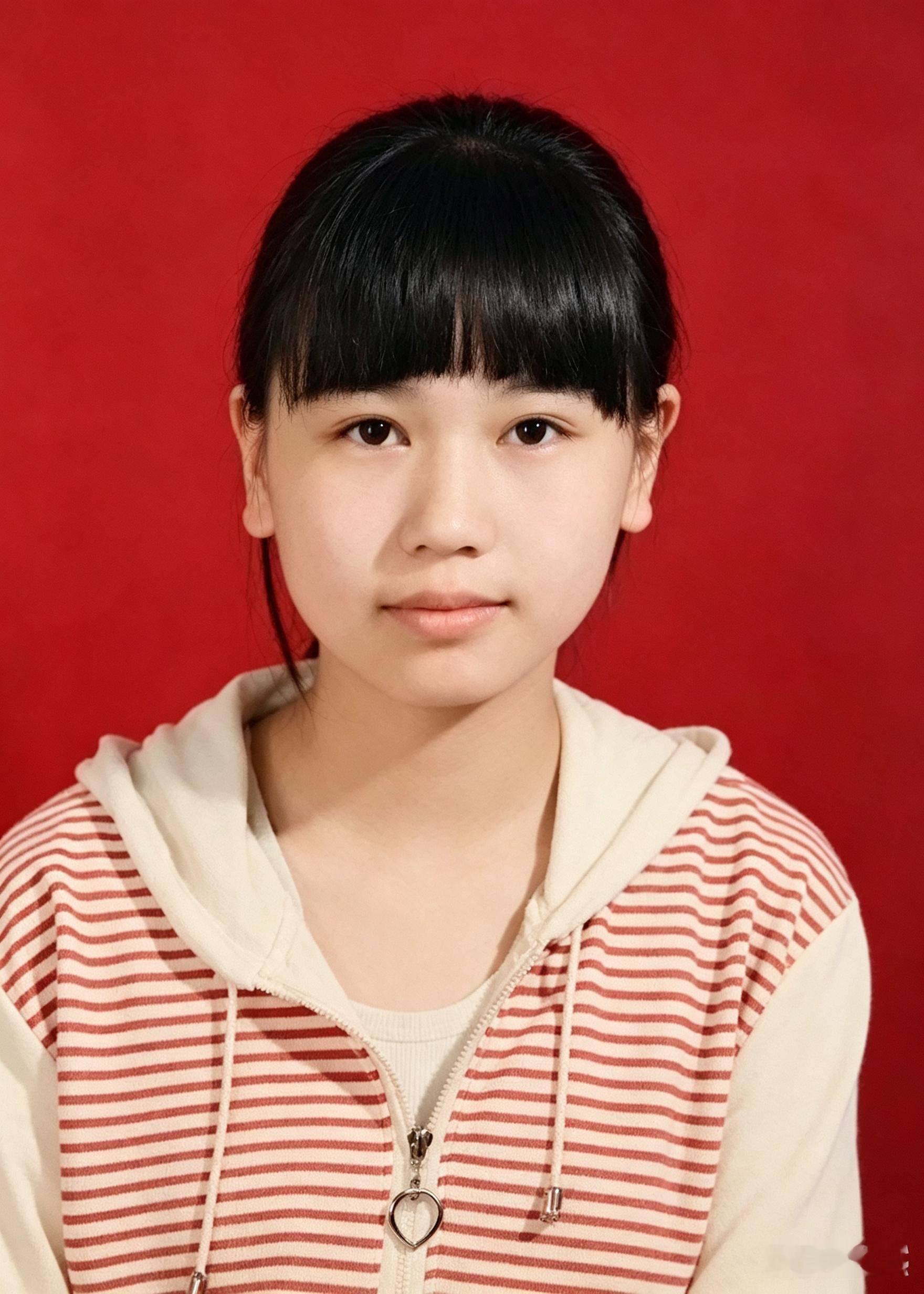 deepseek看面相。。感觉蛮对呀。。希望像AI说的那样：晚年有福，也算苦尽甘来。

以下是按传统面相学的大致解读：

1. 脸型与轮廓
属于圆润的鹅蛋脸（微带婴儿肥），面部线条柔和，没有明显的棱角。这在面相上通常代表性格温和、包容心强、人缘好，不喜与人起冲突，晚年生活容易比较安逸。

2. 额头与 ​
