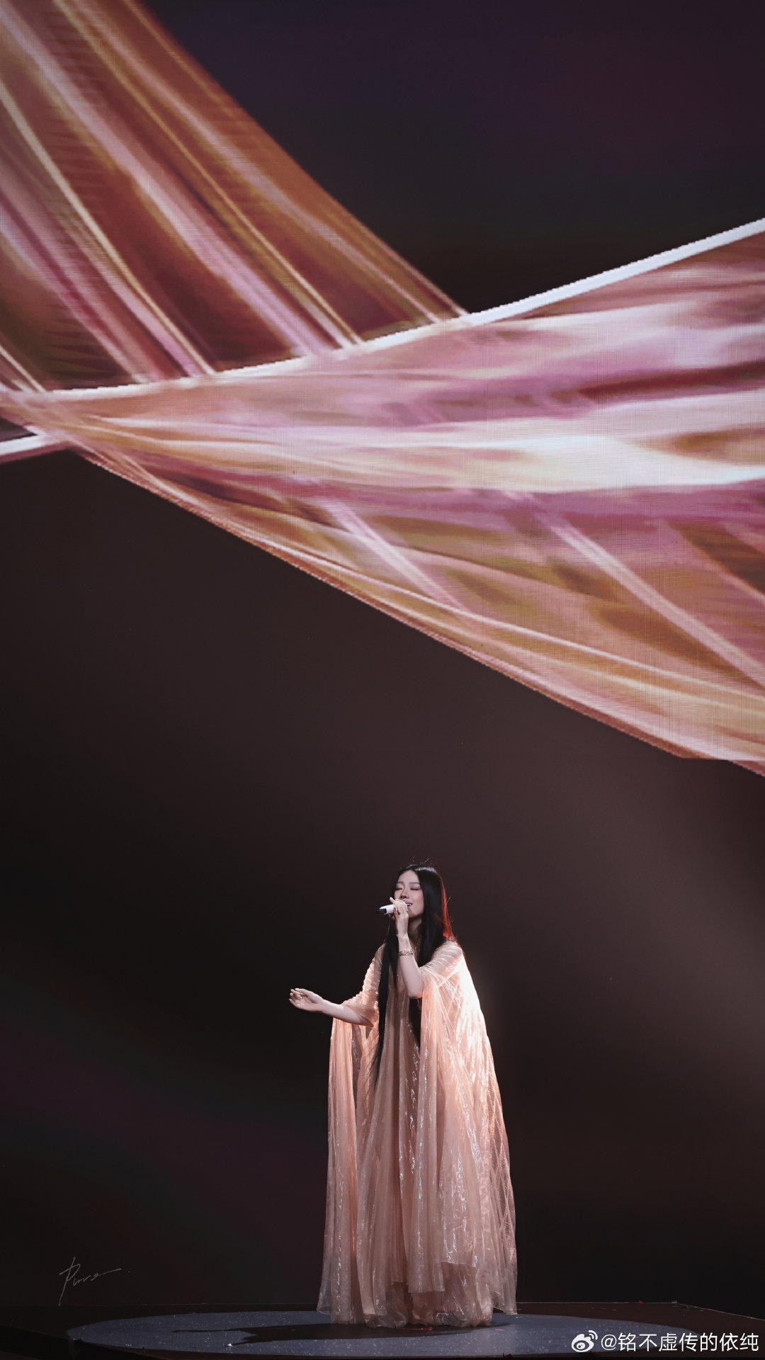 #单依纯[超话]##歌手单依纯# syc#单依纯中国内地女歌手# 
你和音乐都带给我们太多感动和惊喜了
​