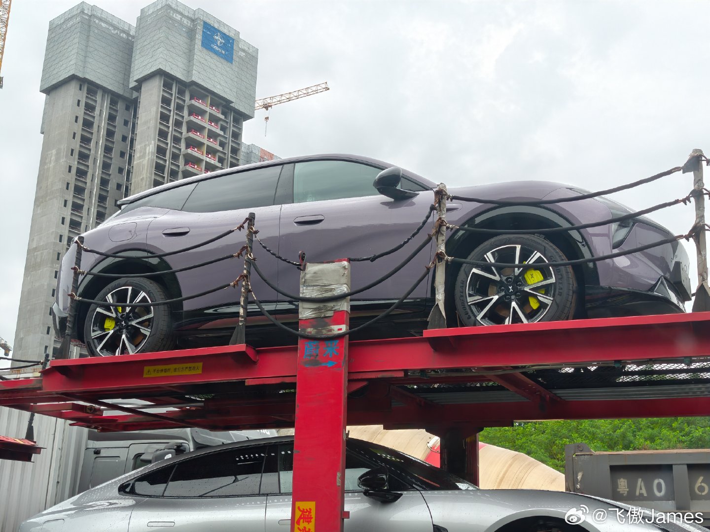 #小鹏l05#  今天带孩子去钓鱼，路上碰上一辆小鹏的大板车，装了两台紫色的 L05，看来这车的节奏会很紧凑，毕竟还有三个月今年就结束了！所以展车先到店，再直接开发布会（没有啥技术发布会了），并且现车应该也会准备个小几千台吧？

L05延续了MONA系列的设计语言，定位年轻的中型SUV，外观很稳。内饰 ​