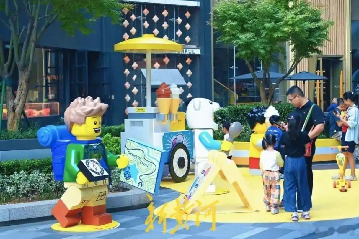 【乐高玩心未眠 济南南泉城路乐高主题展览人气爆棚】9月19日，济南泉城路商圈乐高主题展览正式亮相，开启商圈亲子游玩新热潮。开展首日，展览现场人气涌动，大批家长带领孩子前来观展体验。（来源：舜网 ） ​​​