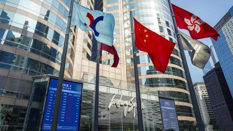 【股市风向标丨腾讯公布业绩前夕 港互联网股普跌】 今天（12日）港股主...