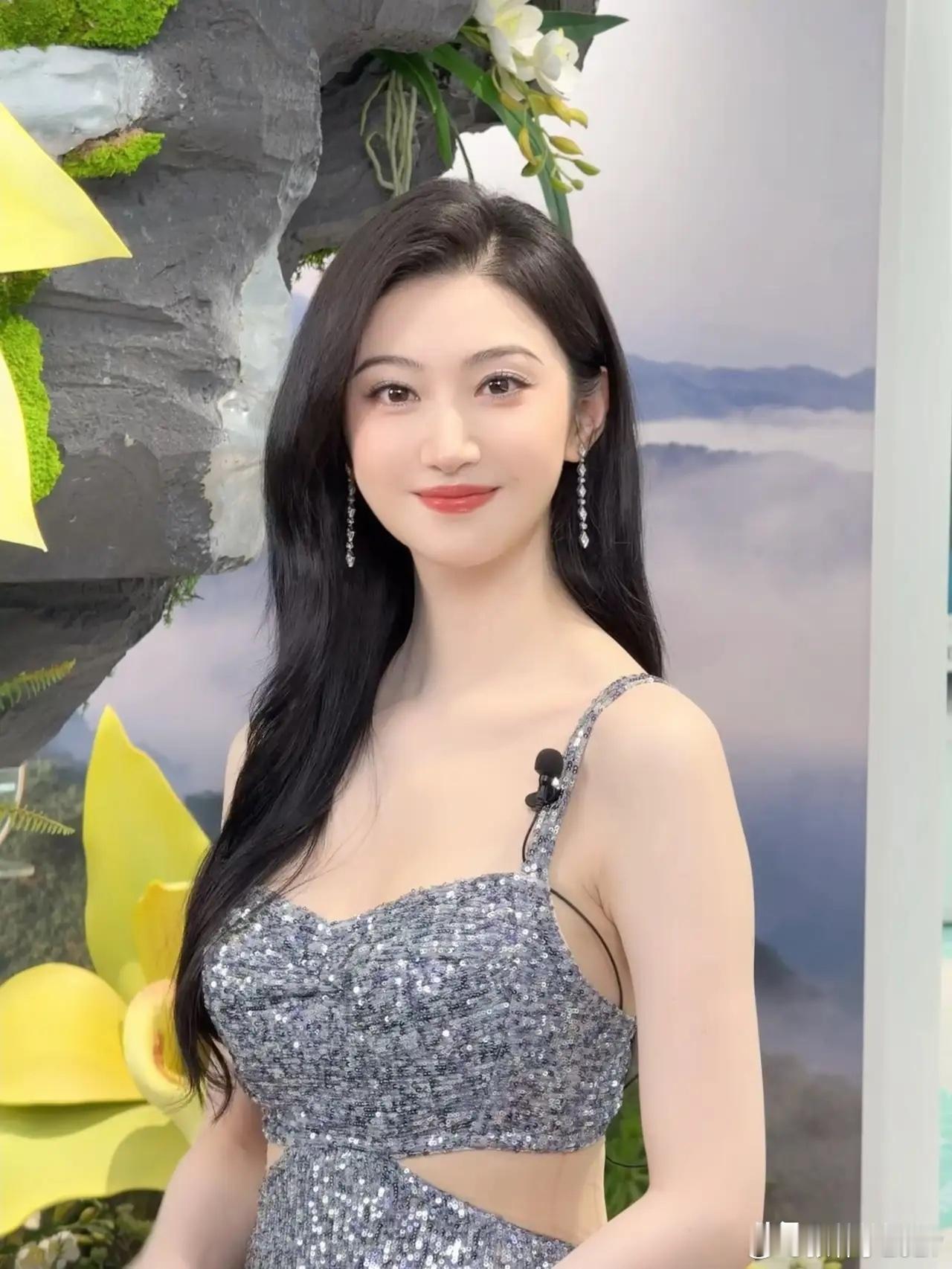 正经富豪都深知赚钱之辛苦，花钱会有分寸。像景甜这种平常爱挥霍享受的生活方式，普通正经商人很难长期承受，也只有靠灰产发财的人愿意一掷千金。

灰产男人，本质上就是美女感情里的高危雷区。
安以轩丈夫、纪晓波、澳门Mandy的交往对象，一个个结局摆在眼前。豪门出身的男人，大多讲究门当户对。普通 ​