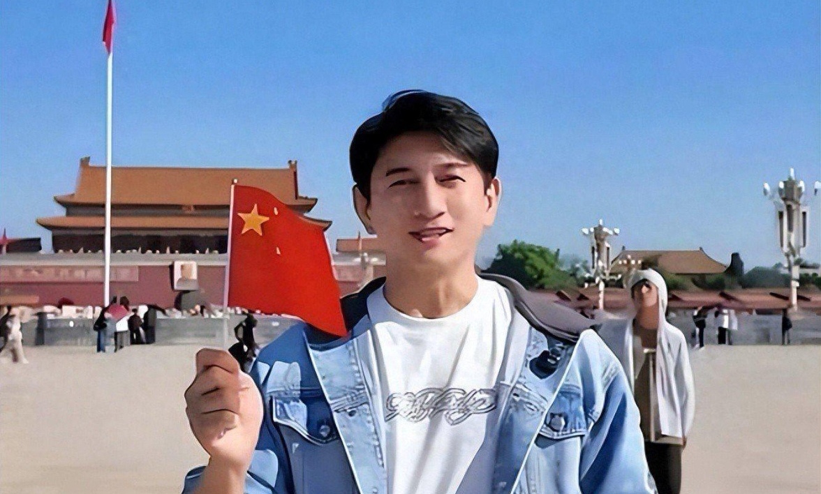 吴奇隆表态不赚钱也是这个立场，获全网网友力挺

大家刷到这个事情了吗？最近吴奇隆举国旗庆生的相关动态，被多家官媒报道，引发了不少人的关注。

第一，他时隔三十多年回到天安门举国旗庆生，后续登长城游天坛，公开说出我们国家，立场非常清晰。

第二，原定的台湾棒球赛事开球活动，突然以他身体不适为由取消，可