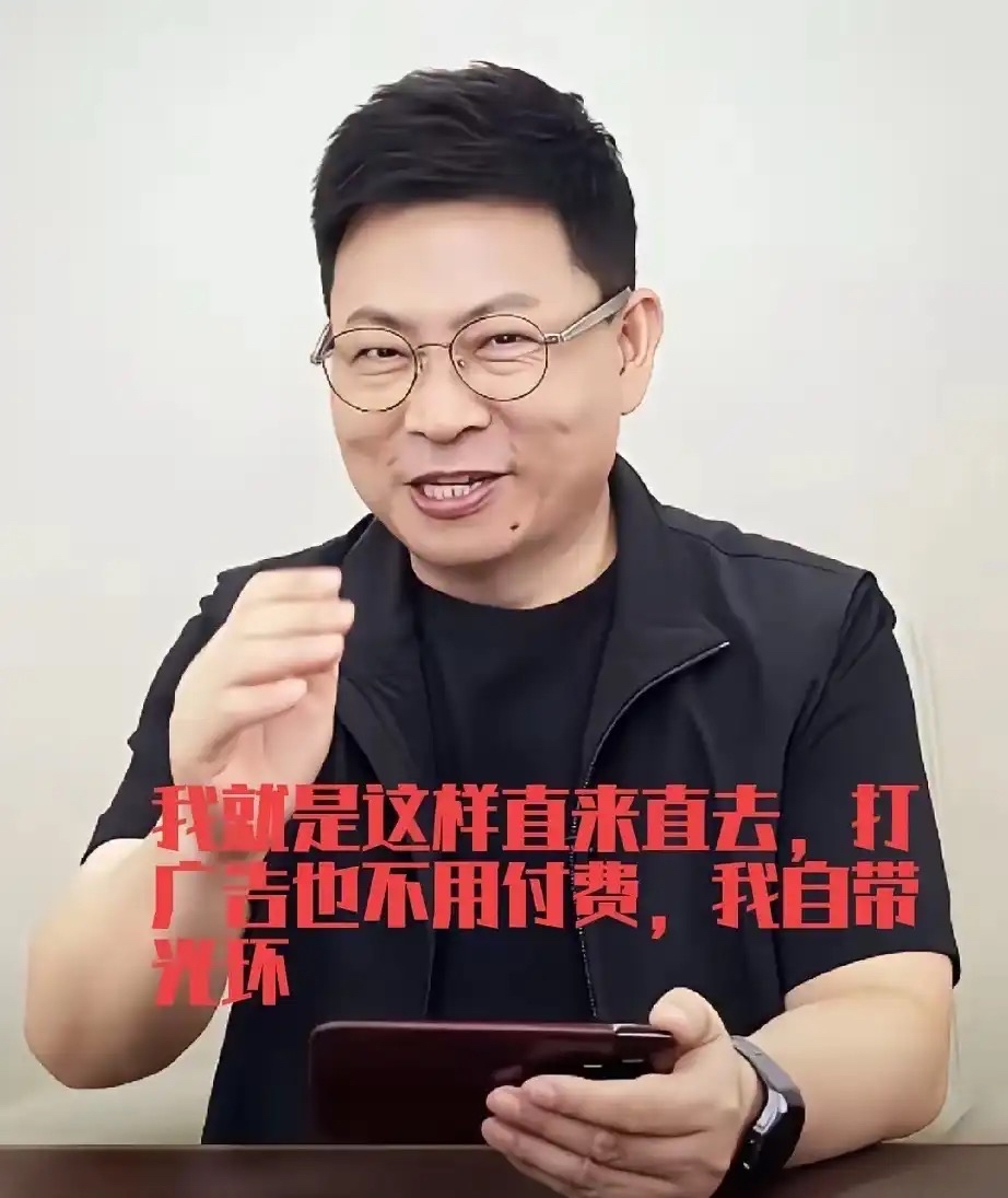 一句话省下6亿广告费！余承东随手转发，带火鸿蒙智行



最近全网网友都在调侃，希望任正非年底多给余承东加鸡腿。
仅仅是他转发动态的短短六个字，业内估算直接省下6亿元宣传投放费用，热度席卷全网。

不少人猜测是不是操作失误忘删内容，其实这种可能性极低。余承东日常事务繁忙，社交账号都有专业团队运营，整