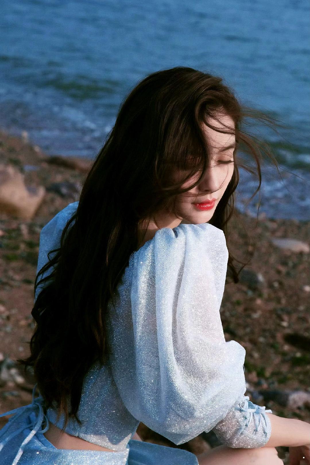#angelababy# [给你小心心]#杨颖# 

你和雪有一个共同特点 都是天赐的礼物

​