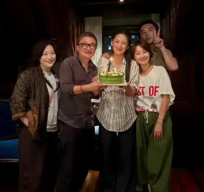 雷佳音在老剧组重聚的合影里，居然硬生生把自己缩成了一个“人头背景板”，全身上下藏得严严实实。
制片人黄澜刚把当年《我的前半生》主创聚会照晒出来，大家的目光全被后排的雷佳音吸走了。
马伊琍和许娣大大方方挨着导演沈严，唯独雷佳音踩在最末排，小心翼翼探出半张脸，手指比了个耶，身子全借着别人挡住。
平