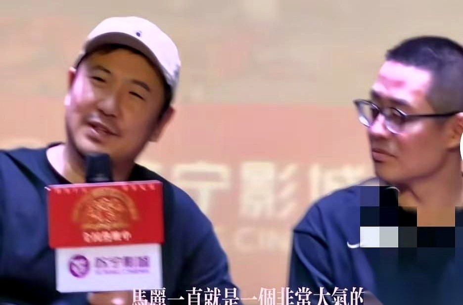 沈腾新片刚上映，马丽二话不说，直接砸钱连包47场，稳稳坐上了“榜一大姐”的位置。但比起这真金白银的排面，更让人猝不及防的，是马丽老公许文赫发给沈腾的一条“索赔”微信：“让导演赔我精神损失费，我老婆在家哭得不行了。”
面对举到嘴边的一排麦克风，沈腾提起这事，脸上没带半点客套。他先是用一句“马丽一直很大