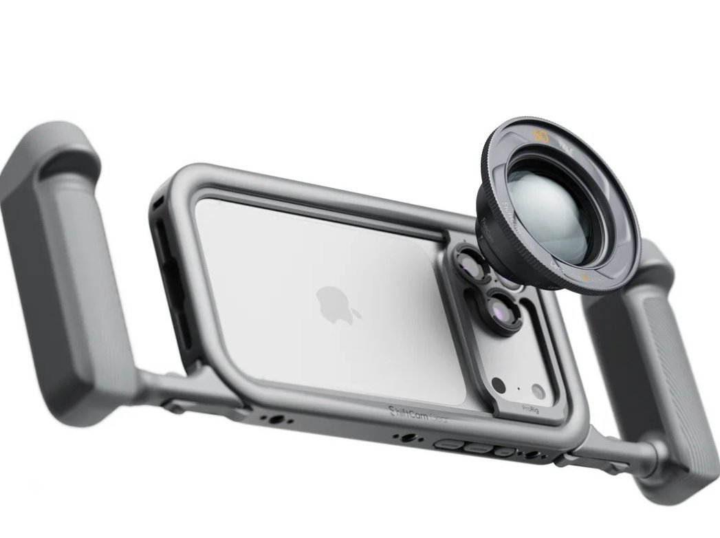 ShiftCam 与苹果合作，开发了一套适用于 iPhone 的摄影配件，包括可用于手持、云台和三脚架拍摄的铝合金外壳“兔笼”，以及外挂的镜头、滤镜、麦克风、LED 灯和手柄等，将于 10 月 23 日通过 Kickstarter 进行 ProRig 套装的众筹（价格暂未公布）。 ​