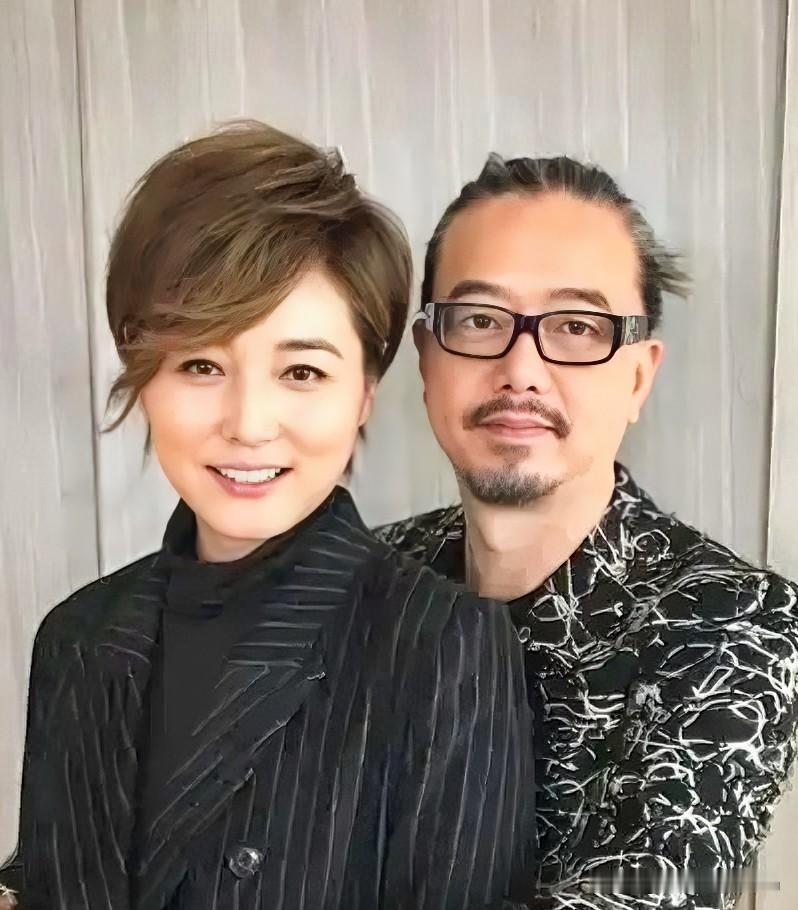 张锦程承认与张延离婚，求婚三次鲜花铺门口，等女儿21岁才放手。

正文

张锦程承认和张延离婚了，六十岁，亲口认的，回答就一个字：是。

想当年他追张延，追得很有排面，电话号码记错，白白断了五年联系，横店重逢后又求婚三次，鲜花铺满门口，才把这段姻缘追到手。

外人看他俩，荧幕上配，生活里也配，结婚这