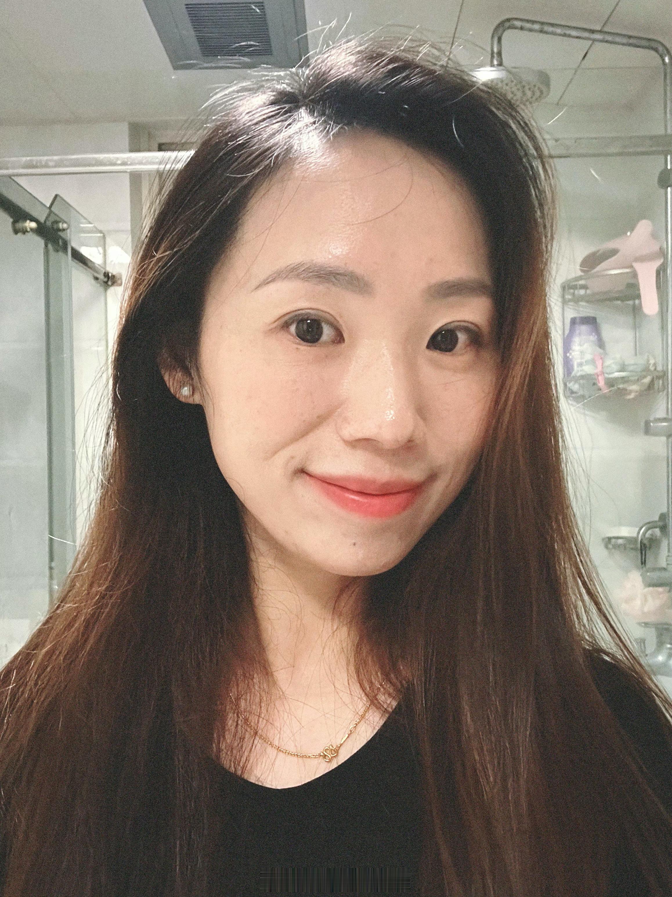 #闲散的生活记录##结婚九周年#💒
哇，这就是记录的意义[666]过了12点看那年今日，立马给娃爸发个信息，收一笔红包开心入睡，要不是🧣提醒，造就忘得一干二净了。

现在已经越来越不爱拍照了，真的老了怎么拍了都不如意，美颜相机太美接受不了那么不真实的自己，原相机又太真实到没法看，昨晚洗澡前 ​