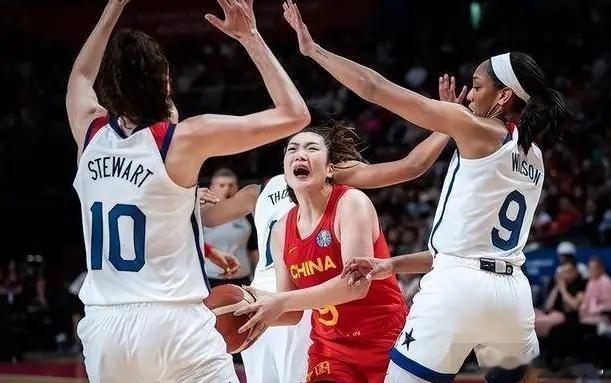 中国女篮今晚真要能爆冷击败美国女篮，不管最终名次如何，都可以评选为2026年中国体坛十大新闻榜眼了！迄今为止，中国男女篮还从来没有在世界大赛上掀翻美国队的记录，请看中国男女篮同美国队交手历史记录：

中国男篮vs美国男篮：11战11负
中国女篮vs美国女篮；15战15负

这么算下来，中国男女篮球队 ​