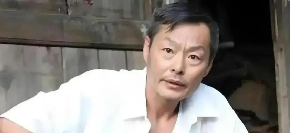 55岁的演员王新昉连句遗言都没来得及交代，人就在西安的一间出租屋里咽了气

剧组工作人员怎么打电话都没人接，推开门一看，人已经没有了生命体征

哪怕他在《觉醒年代》里演的北大教务长儒雅持重，哪怕他9年连轴转熬出了50多部戏，这一切都随着他被推入火化炉而戛然而止

儿子捧着骨灰准备回河北沧州老家安葬，