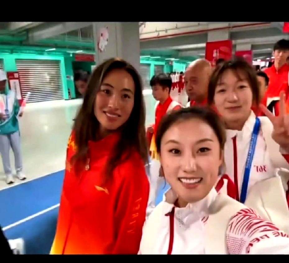 合影排队也能卷？  全运会现场，郑钦文被“高颜值运动员团”轮流打卡。 ...