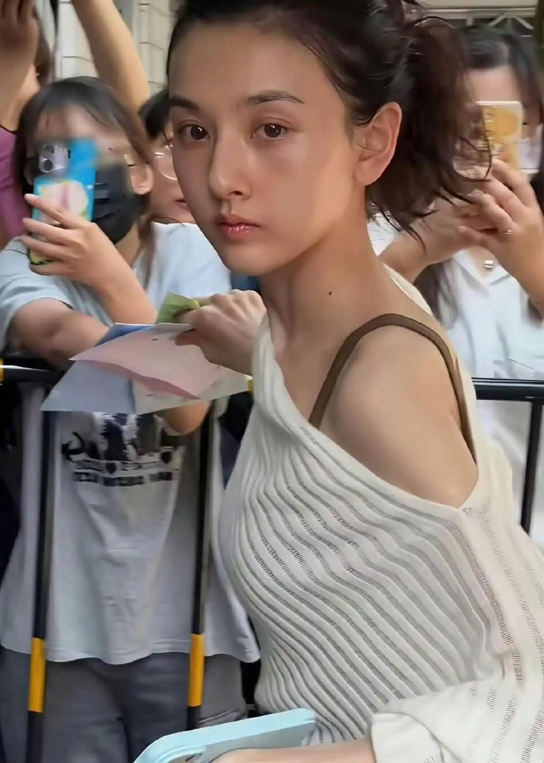 曾经以素颜出圈！宋祖儿暴瘦之后，最新素颜Vlog状态被批像老太婆 ​