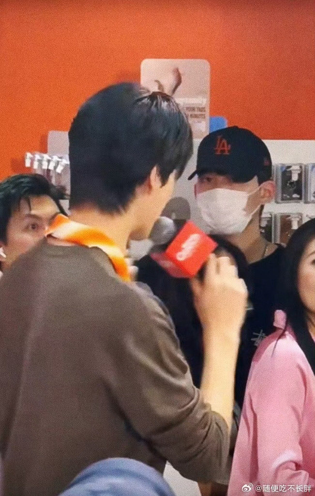 这种图心中就会一万个小说情节闪 ​