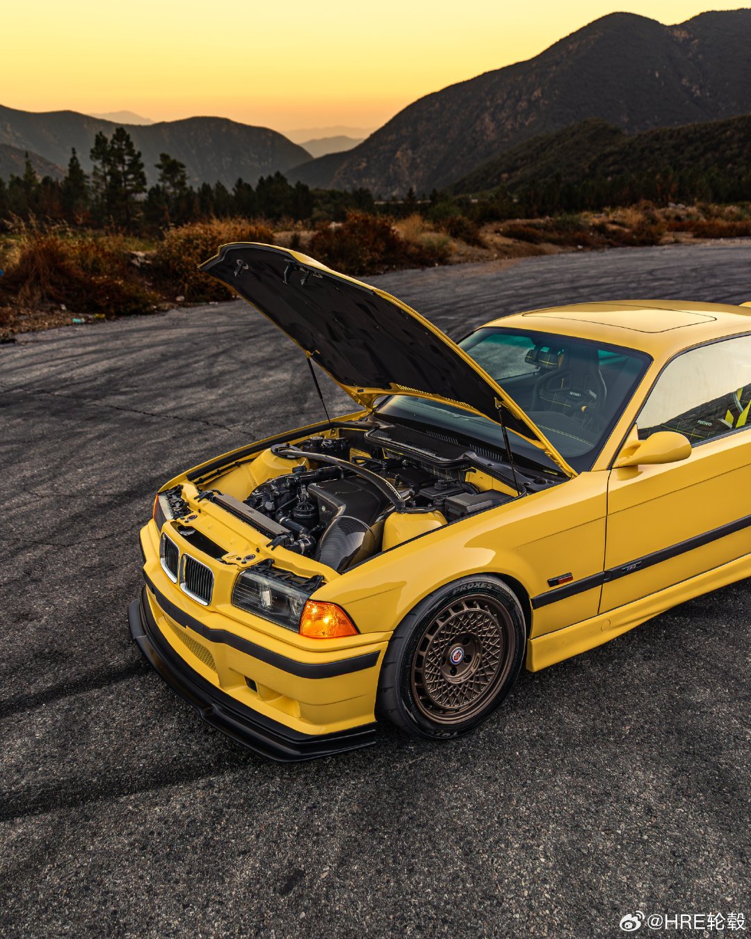 E36 M3+F80 M3｜两代 M3 HRE 轮毂升级方案 跨越时代的 M3 双车同框，一场经典自吸与现代涡轮的对话，用两套 HRE 锻造轮毂，各自诠释独有的性能美学。 ​