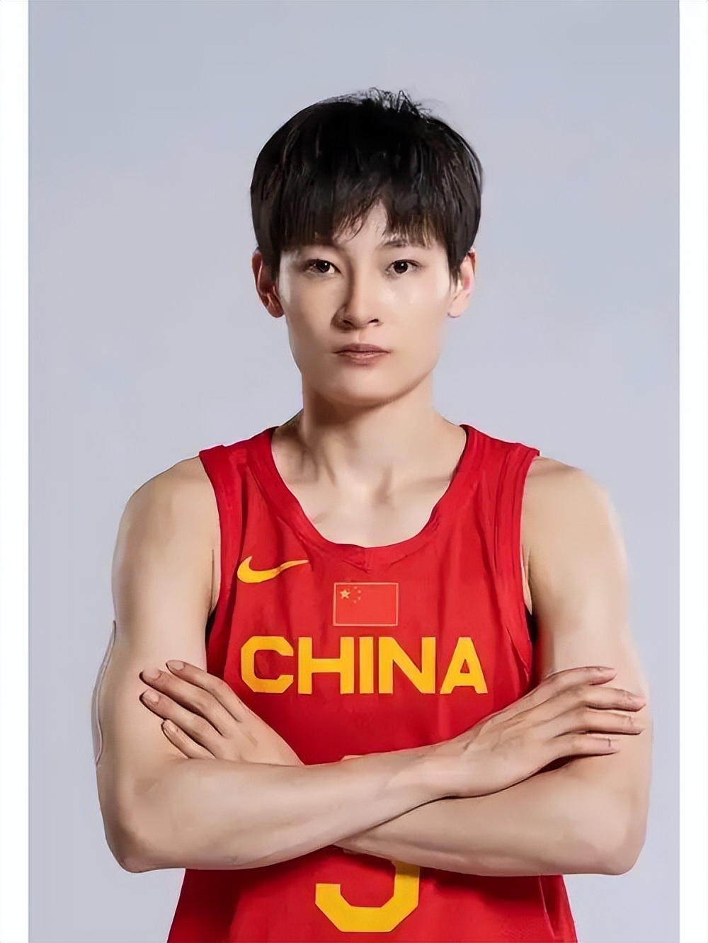 落选女篮，媒体：杨力维开启个人特训，此前质疑宫鲁鸣长期封训