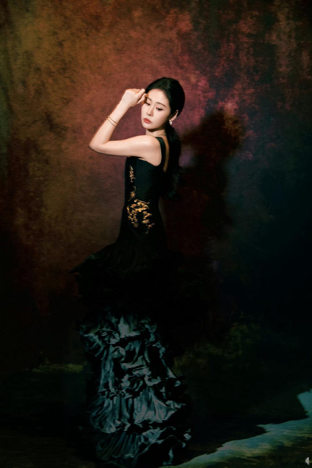 #张碧晨[超话]# 我嫉妒你身边每个无关紧要的人 怎么轻易的就能见到我朝思暮想的你#张碧晨这可是红毯啊##张碧晨美成黑天鹅了# ​