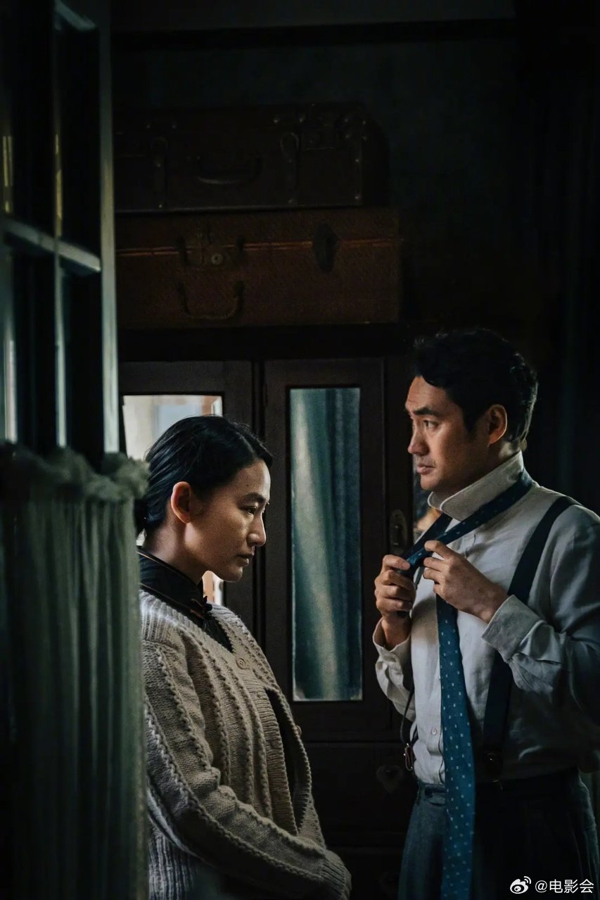 #看密档要有耐心憋尿##密档掰碎历史细节# 胡歌首映礼的评价太贴切，《密档》需要沉下心细细品味，每一帧都暗藏力量，历史故事藏进石库门的烟火日常之中。 ​
