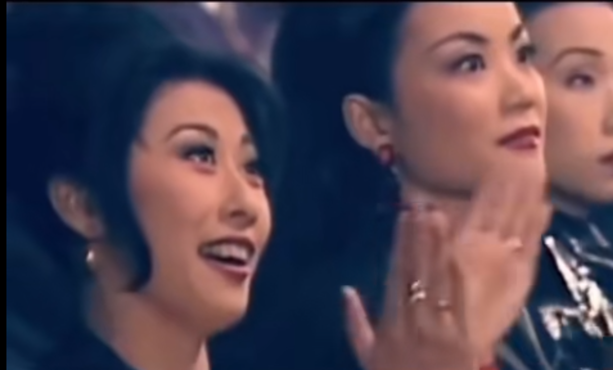 王菲明眸皓齿，旁边的叶倩文和林忆莲都沦为陪衬。