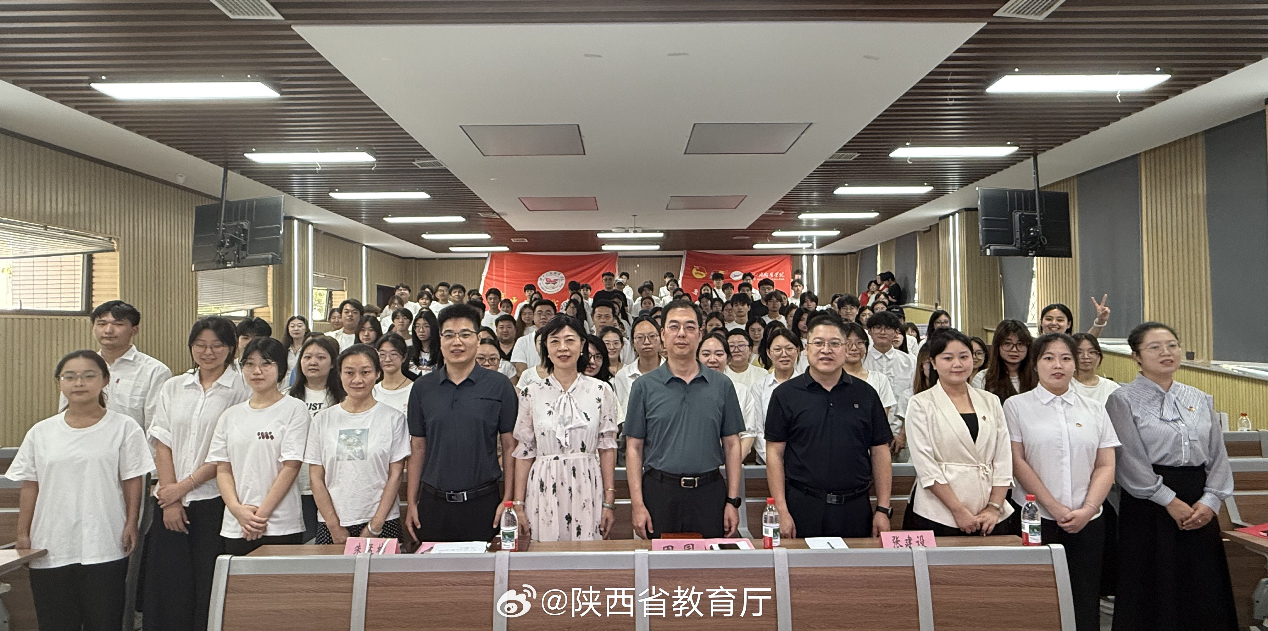 #暑期社会实践#【陕西工商职院千余名师生暑期实践走进基层】2026 年暑期，陕西工商职业学院扎实开展暑期社会实践，统筹组建 20 支校级团队、100 余支院级团队，千余名师生奔赴延安、富平、洛川、安康等地，扎根基层开展社会实践。各团队立足专业特色，围绕红色研学、产业助农、健康体检、乡村建筑保护 ​