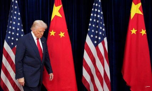参议员桑德斯和众议员卡萨尔周三公布一项立法提案，拟禁止人工超级智能，设立联邦人工智能监管机构，并在相关指导方针实施之前暂停先进人工智能的开发。但该法案获得推进的可能性很小。17名民主党籍参议员周三致信特朗普，敦促他同另一大国达成一项协议，共同放缓或暂停人工智能开发，以避免这项科技可能对世界安全与祈福带来的破坏。图片来源于网络