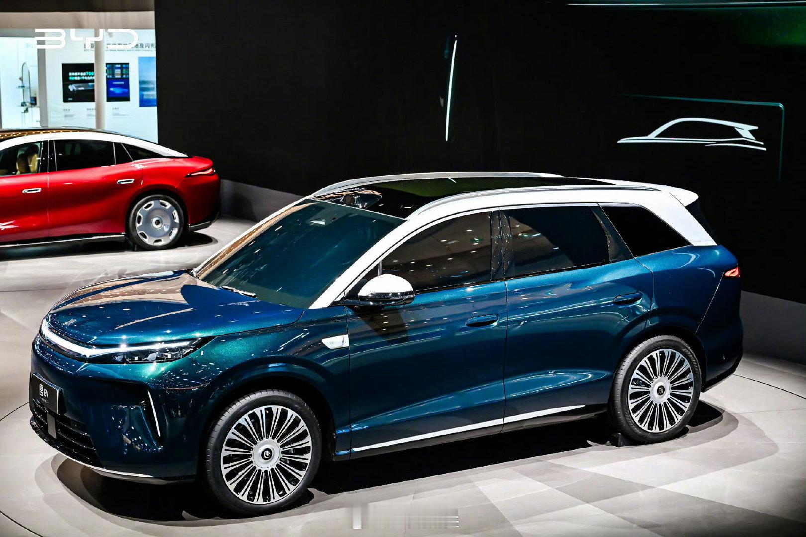 成都车展比亚迪第三代唐首秀！新车的定位是大五座的旗舰suv#第三代唐成都车展首发亮相#

外观上很有运动感，贯穿式的大灯也特别有辨识度！搭载云辇‑A双腔空气悬架、智能四驱，CLTC续航850km，标配闪充，天神之眼B+泊车、一年城市领航兜底全部配齐，诚意确实很足 ​