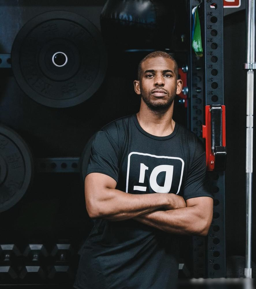 NBA巨星退役，转身去高中当助教？这事，听着就透着股“江湖气”。 2...