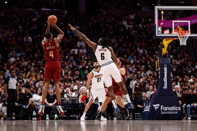 骑士在季后赛面临不少挑战。伤病是一大难题，锋线射手马克斯·斯特鲁斯因骨...