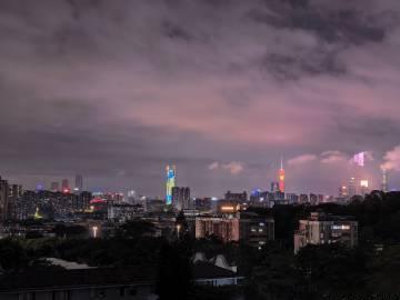 一转头就看到晴朗的夜空和广州塔，纪念在这里的最后一晚<span cla...