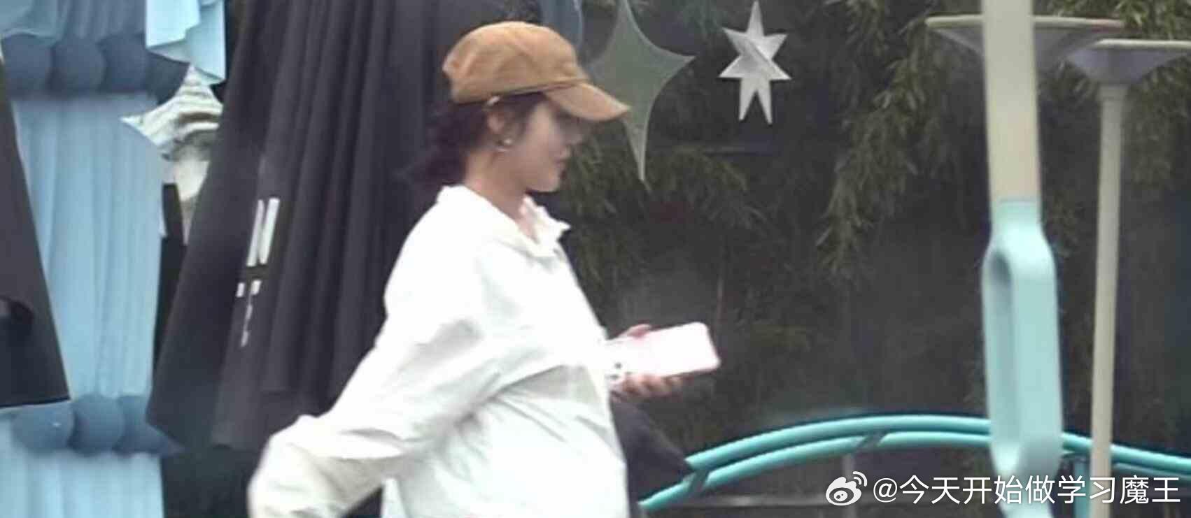 张佳宁啥时候结婚了啊，怎么连孩子都有了？
而且她居然已经37岁了，一点看不出来，太冻龄了。
之前张佳宁饰演的林北星和屈楚萧的角色cp还 小🔥了一把。 ​