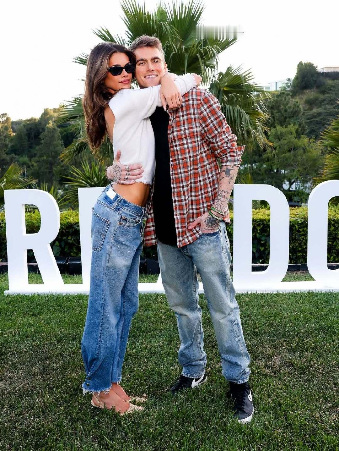 超模辛迪·克劳馥儿子Presley Gerber 20号在康复中心离世，年仅27岁。上一次公开露面是今年五月份。[蜡烛]#辛迪克劳馥之子去世# ​
