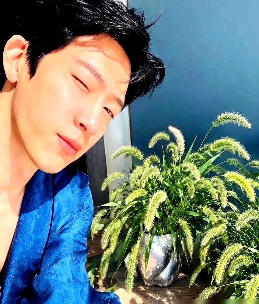 《早春晴朗》大结局才过了一个月，续集《盛夏晴朗》就官宣了。

原班编剧回归，栾念和尚之桃的官方角色号也开始互动。前阵子井柏然发了张绿植照，底下一堆粉丝喊“栾念回来了”。

但两位主演井柏然和孙千，对官宣一字未回。

两人还没明确签约。

最近井柏然倒是被偶遇了好几次，和刘雯看香奈儿展、逛三里屯，还去
