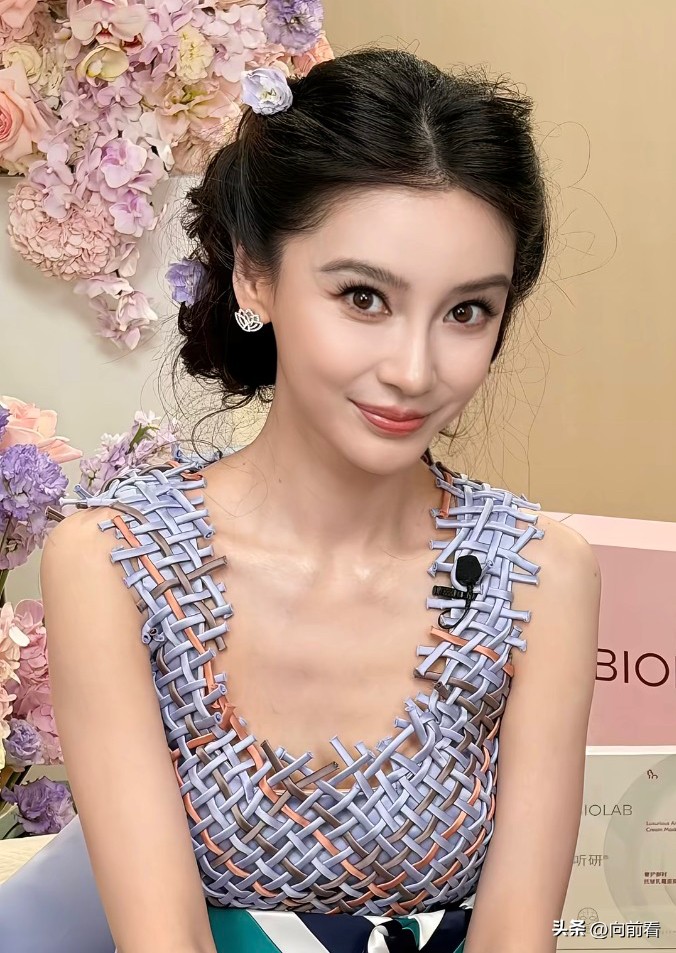 angelababy杨颖直播被吐槽显老，眼纹和法令纹都看得到。

可她都37岁了，不是17岁小姑娘，而且还生了孩子，这个状态很不错了吧。有些网友真的很矛盾，有皱纹就说显老，没皱纹又说是靠医美。

人会变老本来就是自然规律，快四十岁，脸上带点细纹太正常了。真把她和咱普通人放一块，她的状态可比大部分同龄