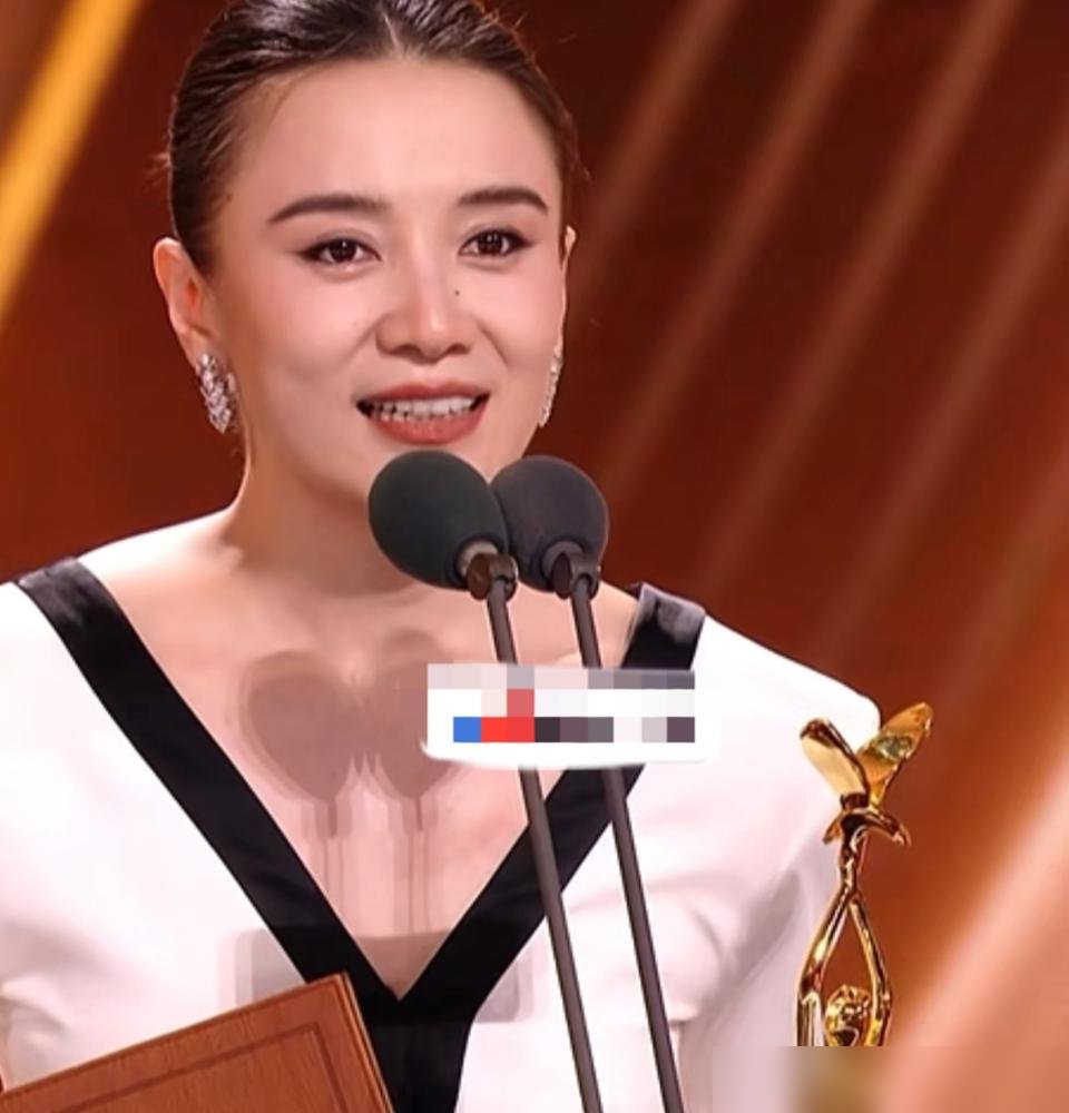 宋佳二封金鹰视后，拿起奖杯第一句话没谢导演没谢资本，先把几个陪跑的女演员名字挨个念了一遍。

马伊琍、任素汐、闫妮、杨紫、吴越。一个没落。
念完才说，2010年她跟着《闯关东》剧组头一回来金鹰节，那会儿坐在台下看别人领奖，手心里全是汗。十四年过去，她站上来了，手里攥着第二座金鹰。
说实话，这