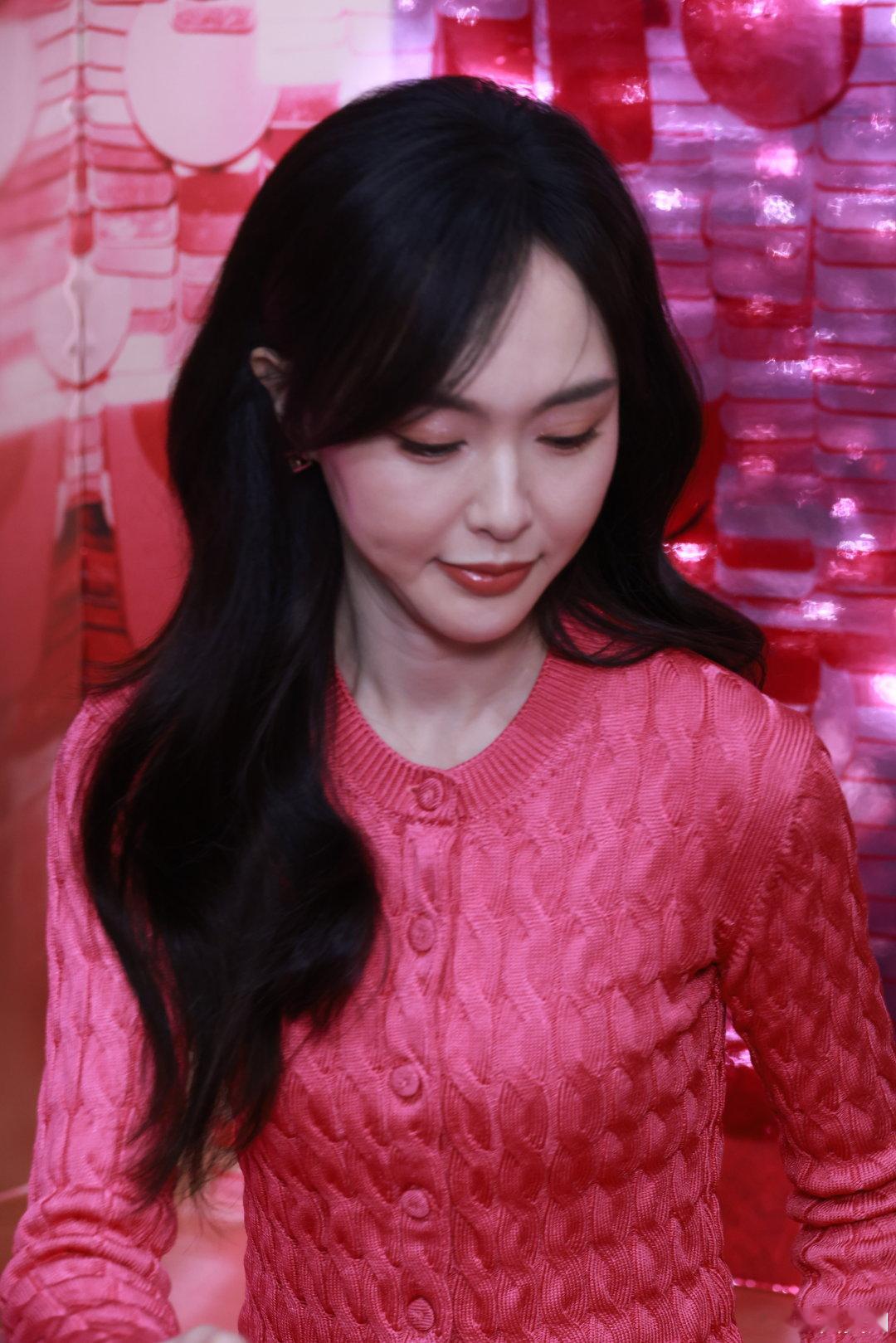 唐嫣 活动生图 粉色格子长袖直筒裙 | 100P-954M，评论区自取#明星生图##明星壁纸##明星生图超话##人像摄影# ​​​#唐嫣# ​