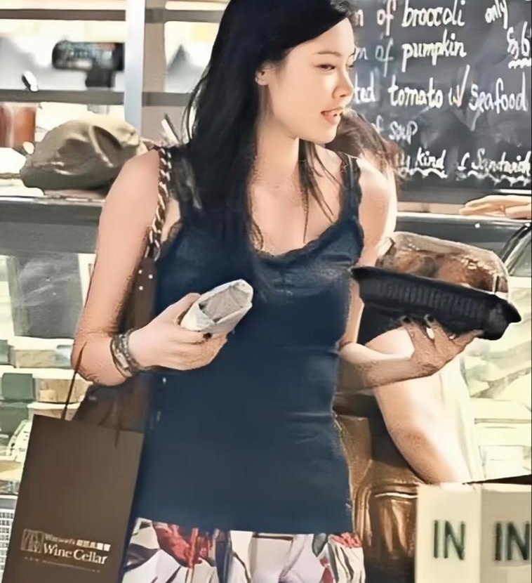 被港媒嘲笑了整整三十年，回头一看全说对了，娱乐圈还有第二个吗？说的就是黎明。

当年舒淇刚冒头，媒体逮着人家的厚唇不放，乐基儿也被嘲脸型不对。那会儿的审美就一条死规矩：白、幼、瘦，缺一样都算输。宽下颌、小麦色皮肤，放在九十年代的香港，简直成了“原罪”。
可现在呢？打开手机，满屏都在教你怎么活出“松弛