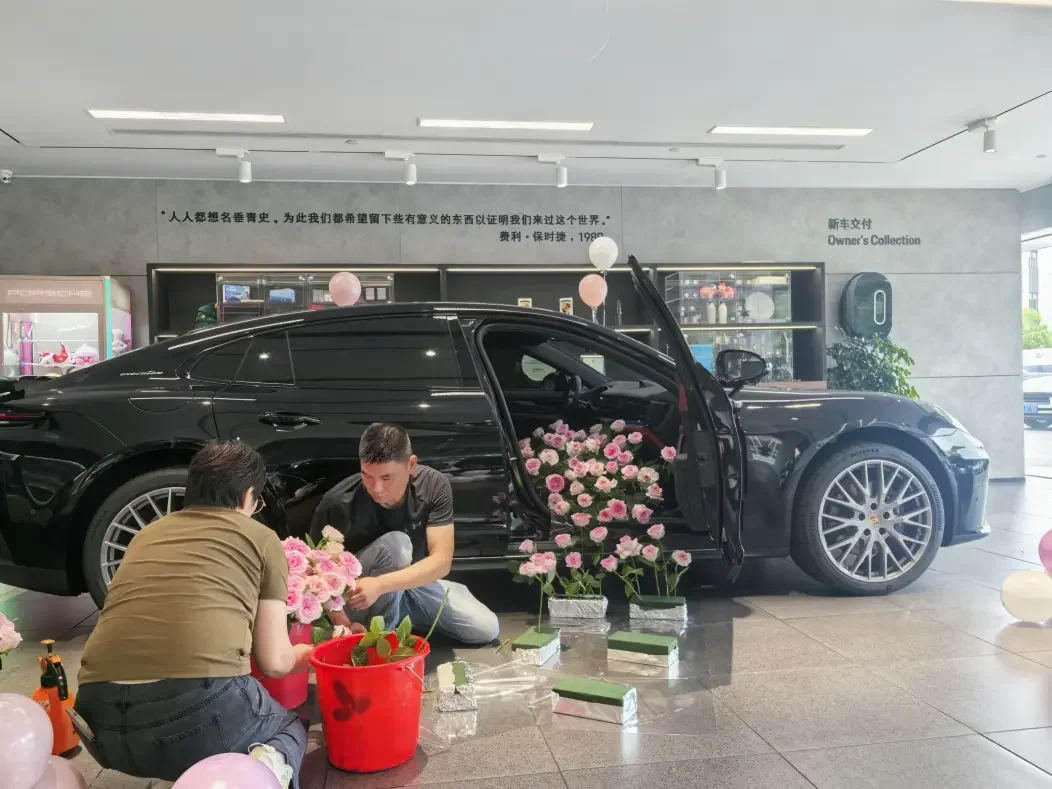 “年纪轻轻开上了行政加长”