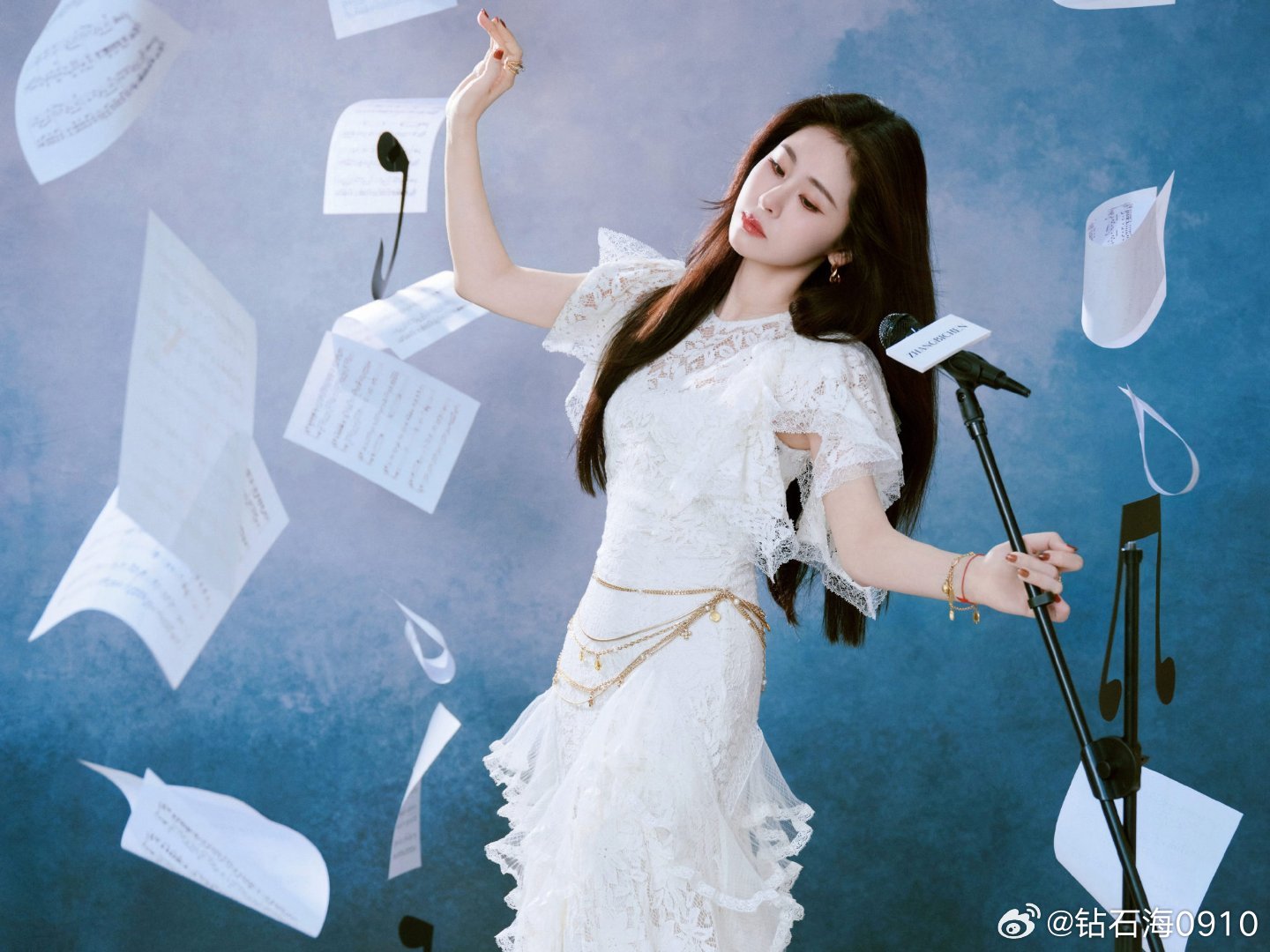 #张碧晨[超话]# 好想和你在一起看末日，亲爱的，晚安[月亮] ​