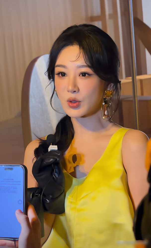 杨紫在巴黎秀场里举着手机拍刘雯，嘴里就仨字：超级美，为国争光。
她这次是纪梵希官宣代言人后的首秀，坐第一排，穿亮黄色缎面裙。镜头扫到刘雯走台步，杨紫直接把手机怼过去录。
刘雯那几天背靠背跑了好几场顶奢，皮衣长裙、黑西装轮着换，台步稳得跟钉在地上一样。秀场里全是外媒快门声。
杨紫没端架子，也没抢
